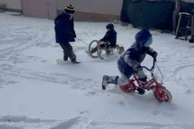 Bin 430 rakımlı köyde kar tatili yapan çocukların kızak keyfi