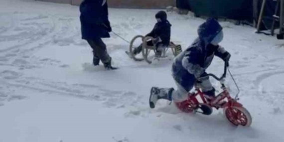 Bin 430 rakımlı köyde kar tatili yapan çocukların kızak keyfi