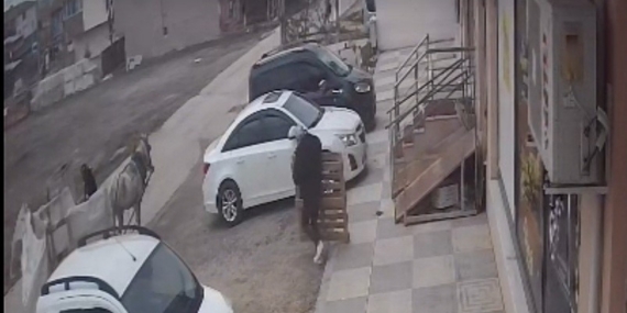 Bina önünden malzemeleri izinsiz alan şahıslar kameraya yakalandı