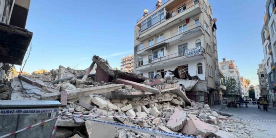 Bina yıkımı sırasında bitişik bina zarar gördü, facia ucuz atlatıldı