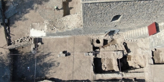 Bir asırdır toprak altında olan Diyarbakır surlarının 1.35 metresi gün yüzüne çıkartıldı