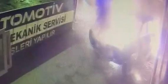 Bir gün önce oto sanayiye bırakılan kazalı otomobil alev aldı