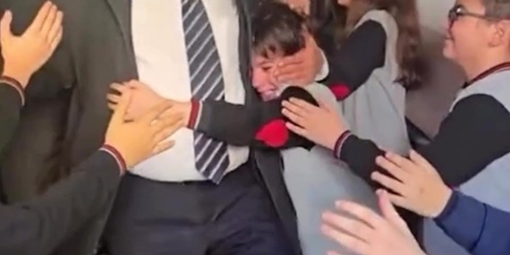 Bir ömürlük eğitimin son zili: 46 yıllık öğretmenlik yolculuğuna alkışlarla veda