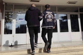 Bir yıldır aranan hükümlü, araç içinde güneşlikle yüzünü kameralardan gizlemeye çalışırken yakalandı