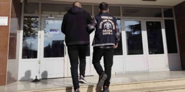 Bir yıldır aranan hükümlü, araç içinde güneşlikle yüzünü kameralardan gizlemeye çalışırken yakalandı