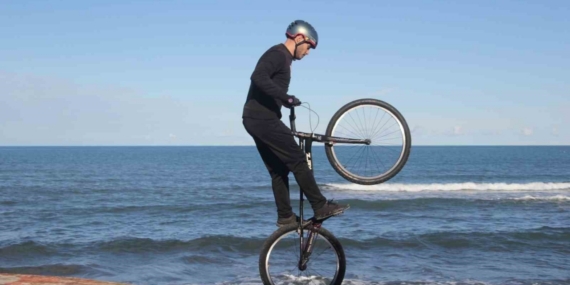 Bisiklet tutkunu gençten nefes kesen gösteri: Sahil kayalıkları parkuru oldu