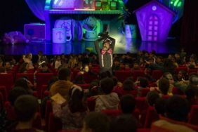 ‘Bisküvi Adam’ sahneye çıktı, minik seyirciler kahkahaya boğuldu