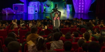 ‘Bisküvi Adam’ sahneye çıktı, minik seyirciler kahkahaya boğuldu