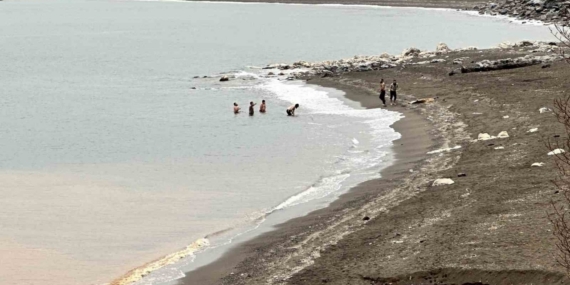Bitlis’te bir yanda kar esareti, bir yanda su keyfi