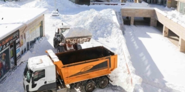Bitlis’te biriken karlar kamyonlarla taşınıyor