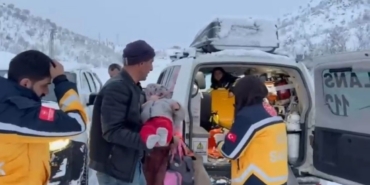 Böbrek rahatsızlığı olan 3 yaşındaki çocuk ambulansa ulaştırıldı