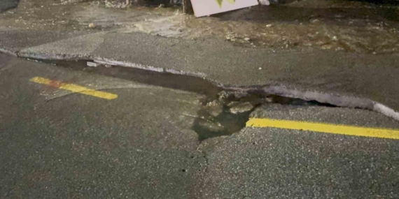 Bodrum’da ana su hattı patladı, yol çöktü