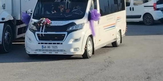 Bodrum’da gelin dolmuşu ilçe sokaklarını şenlik alanına çevirdi