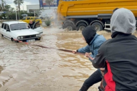 Bodrumda sokaklar göle döndü araçlar sular altında kaldı