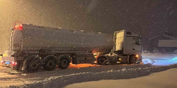 Bolu Dağı ağır tonajlı araçların geçişine kapatıldı: Kar kalınlığı 40 santimetreyi geçti