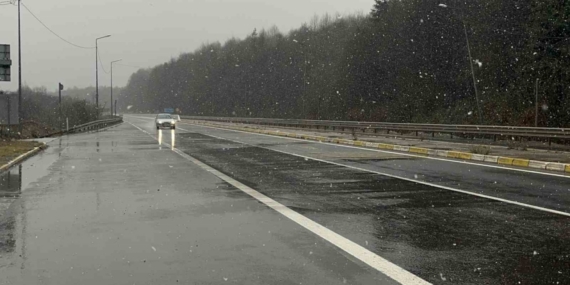 Bolu Dağı geçişinde kar yağışı etkili oluyor