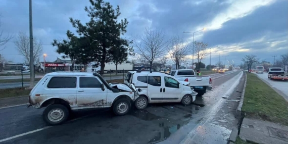 Bolu’da 4 araç zincirleme kazaya karıştı, trafik kilitlendi