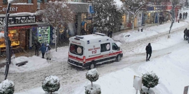 Bolu’da bir ambulansın karla imtihanı kamerada