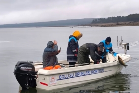 Bolu’da gölün ortasında 500 metrelik kaçak ağ ele geçirildi