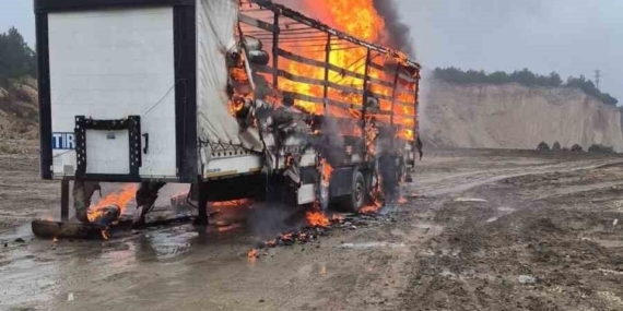 Bolu’da kağıt yüklü dorse alev topuna döndü