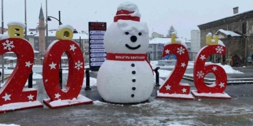 Bolu’da kar fırtınası hayatı olumsuz etkiledi: Vatandaşlar şemsiyeyle dolaştı