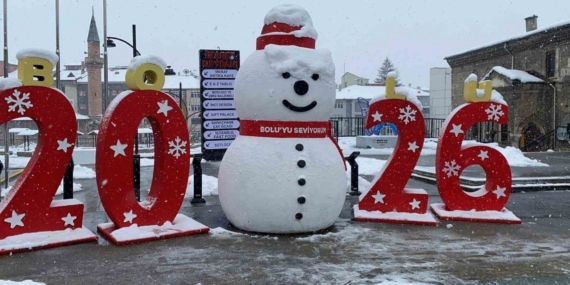 Bolu’da kar fırtınası hayatı olumsuz etkiledi: Vatandaşlar şemsiyeyle dolaştı
