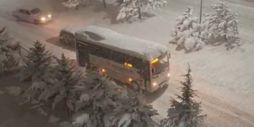 Bolu’da kar kalınlığı 30 santimetreyi aştı, onlarca araç rampalarda yolda kaldı