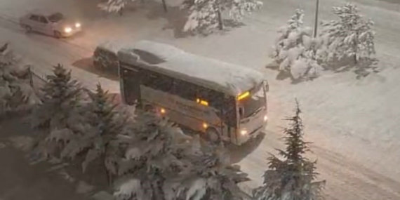 Bolu’da kar kalınlığı 30 santimetreyi aştı, onlarca araç rampalarda yolda kaldı