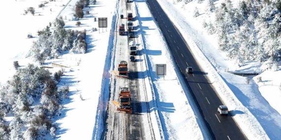 Bolu’da kar yağışının esir aldığı Gerede-Samsun yolu havada görüntülendi: Yol trafiğe açık