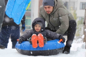 Bolu’da kar yağışının tadını çocuklar çıkardı: Parklar kayak pistine döndü