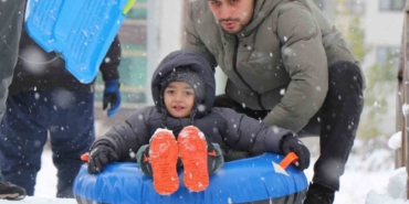 Bolu’da kar yağışının tadını çocuklar çıkardı: Parklar kayak pistine döndü