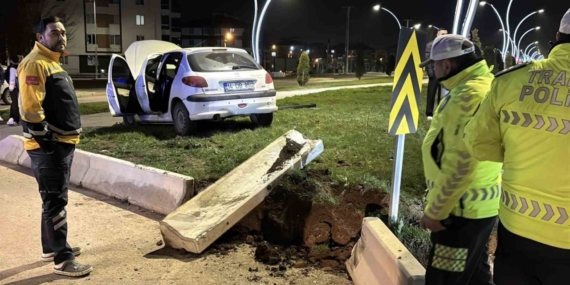 Bolu’da kontrolden çıkan otomobil refüje çarptı