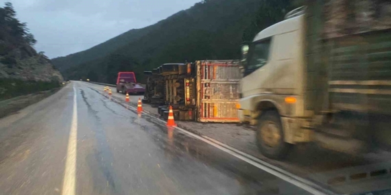 Bolu’da odun yüklü tır devrildi
