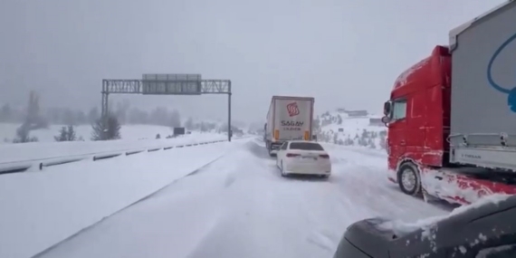 Bolu’da yoğun karda tırlar rampayı çıkamadı: Gerede-Samsun yolu ulaşıma kapandı