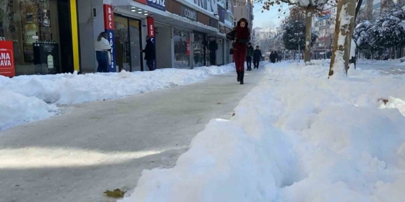 Bolu’da yollar buz tuttu, vatandaşlar zor anlar yaşadı