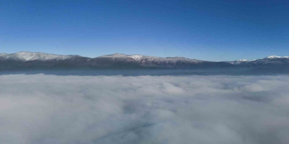 Bolu’nun karlı dağlarında sis güzel görüntü oluşturdu