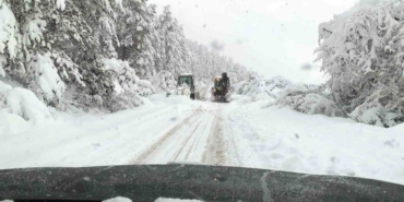 Bolu’nun Mengen ilçesinde hummalı çalışma: 18 köy yolu ulaşıma kapalı