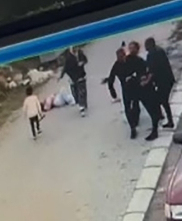 Boşanma aşamasındaki eşini bıçakladı