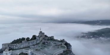 Boyabat Kalesi’nin sis altındaki görüntüsü mest etti