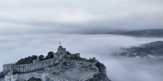 Boyabat Kalesi’nin sis altındaki görüntüsü mest etti