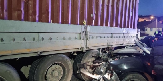 Bozüyük’te otomobil, park halindeki tıra arkadan çarptı: 1 ölü, 1 yaralı