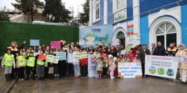 Bu markette para geçmiyor, gençler çevre bilinci kazanıyor