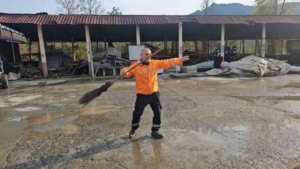 Bu temizlik görevlisi müzik sesine dayanamıyor