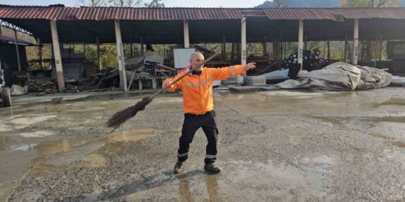 Bu temizlik görevlisi müzik sesine dayanamıyor