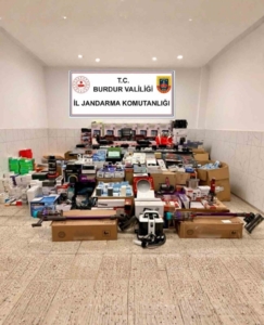 Burdur’da 1 milyon 300 bin liralık kaçak ürün ele geçirildi: 1 gözaltı