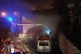 Burdur’da evde çıkan yangın hafif ticari araca sıçradı