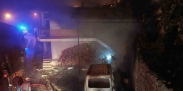 Burdur’da evde çıkan yangın hafif ticari araca sıçradı