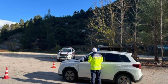 Burdur’da jandarma ekipleri tarafından trafik denetimleri devam ediyor