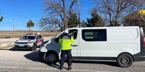 Burdur’da jandarmadan trafik denetimi: 502 araç ve sürücüsüne para cezası