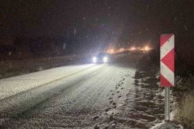 Burdur’da kar yağışı nedeniyle birçok araç yola kaldı
